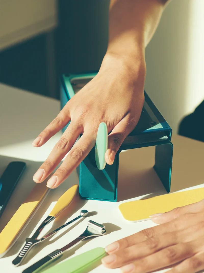Illustration conceptuelle d'un soin des ongles avec outils sans marque.