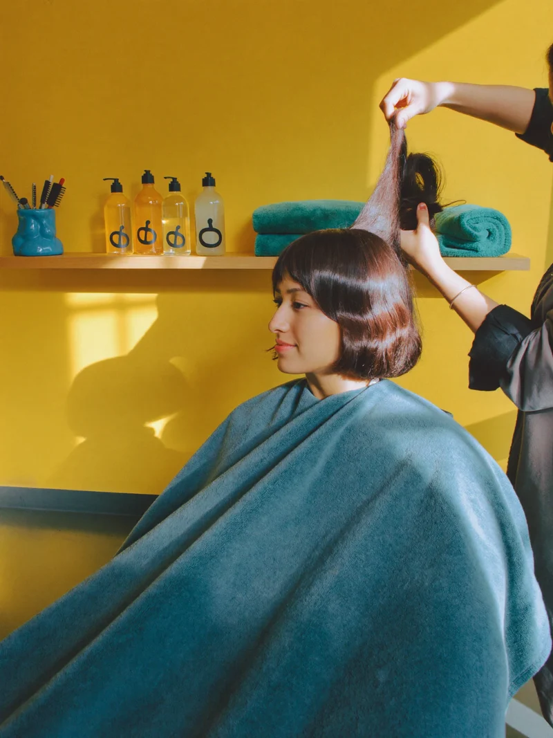 Illustration conceptuelle d'une coiffure à la direction mode originale.
